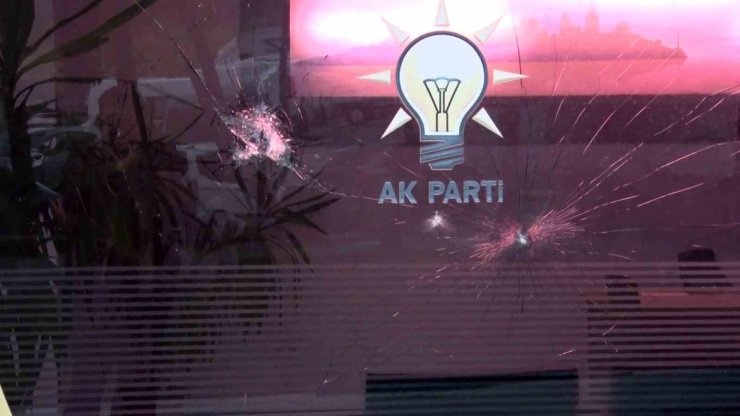 AK PARTİ BEYLİKDÜZÜ İLÇE BİNASINA TAŞLI SALDIRI KAMERADA