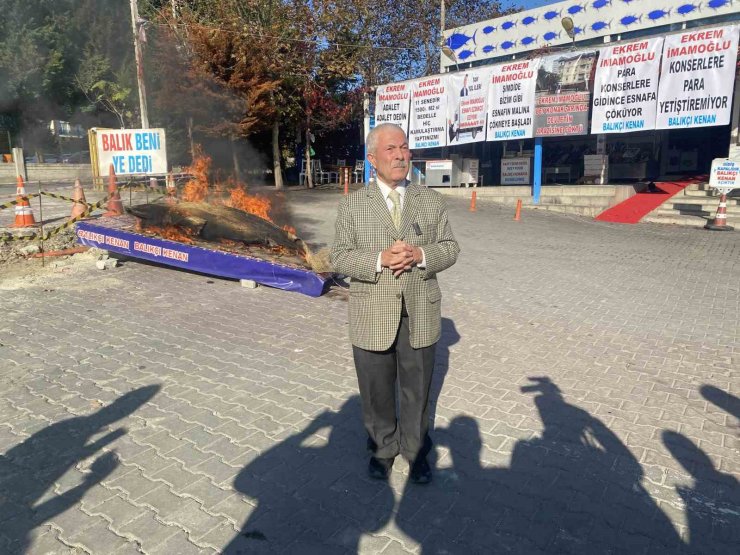 İMAMOĞLU’NA TEPKİ İÇİN BAL MUMU KÖPEK BALIĞINI TİNER DÖKÜP YAKTI