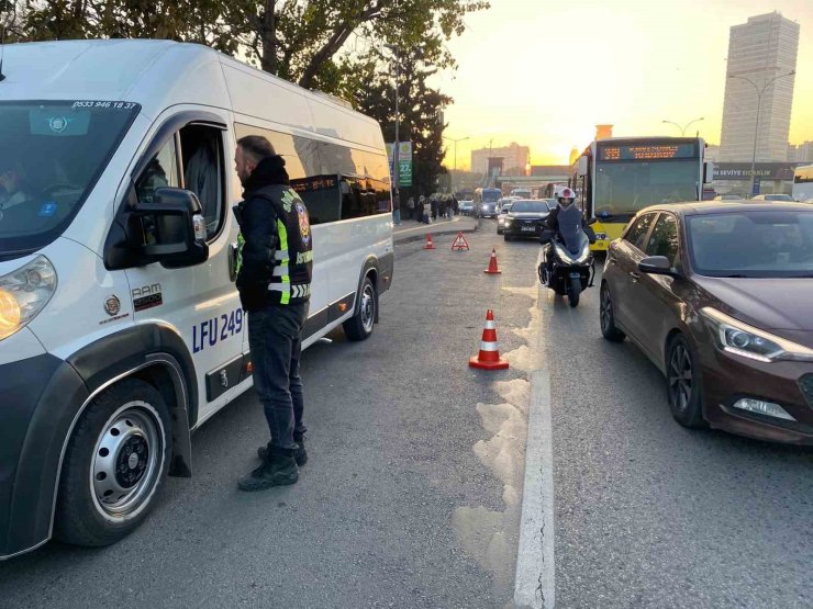 İSTANBUL’DA OKUL SERVİS ARAÇLARINA DENETİM: 16 BİN LİRA CEZA KESİLDİ
