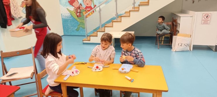 MALTEPELİ ÇOCUKLAR ARA TATİLDE TİYATRO OYUNLARIYLA BULUŞTU