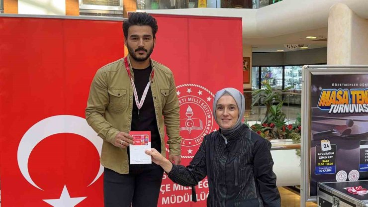 PLATO AVM’DE ÖĞRETMENLERİN MASA TENİSİ HEYECANI