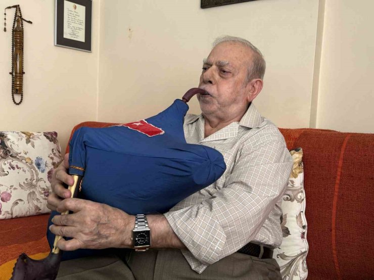 76 YILDIR TULUM ÇALAN REMZİ BEKAR’A "YAŞAYAN İNSAN HAZİNESİ" ÖDÜLÜ