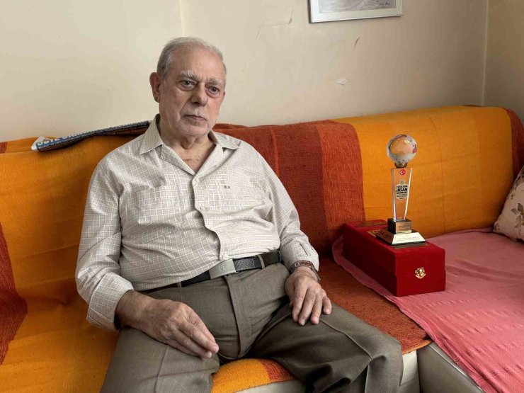76 YILDIR TULUM ÇALAN REMZİ BEKAR’A "YAŞAYAN İNSAN HAZİNESİ" ÖDÜLÜ
