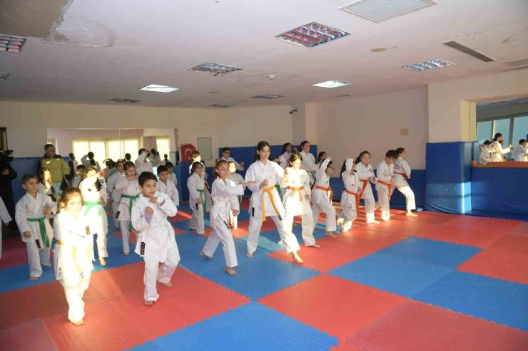 ESENYURT’TA SPOR OKULLARI İLE ÇOCUKLARIN ZİHİNSEL VE BEDENSEL GELİŞİMİNE KATKI SAĞLANIYOR