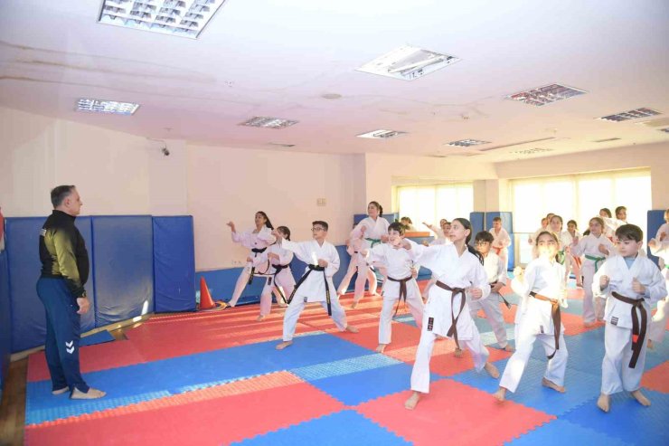 ESENYURT’TA SPOR OKULLARI İLE ÇOCUKLARIN ZİHİNSEL VE BEDENSEL GELİŞİMİNE KATKI SAĞLANIYOR