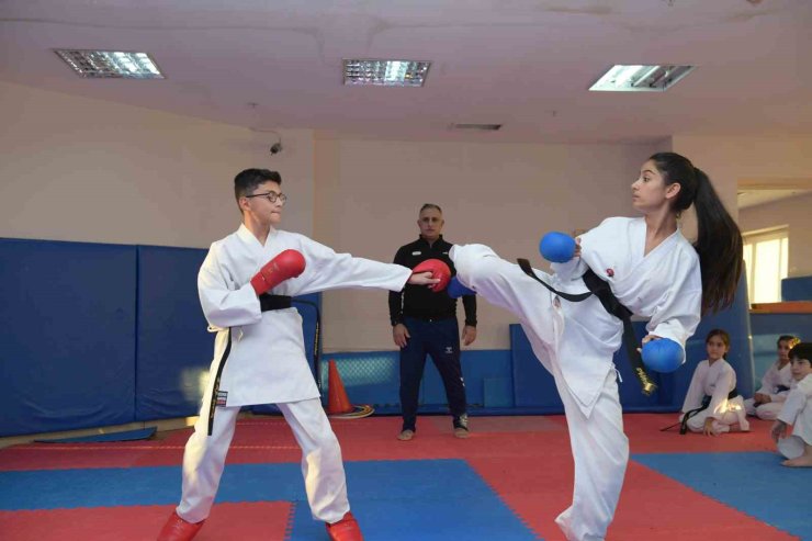 ESENYURT’TA SPOR OKULLARI İLE ÇOCUKLARIN ZİHİNSEL VE BEDENSEL GELİŞİMİNE KATKI SAĞLANIYOR