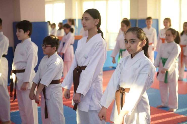 ESENYURT’TA SPOR OKULLARI İLE ÇOCUKLARIN ZİHİNSEL VE BEDENSEL GELİŞİMİNE KATKI SAĞLANIYOR
