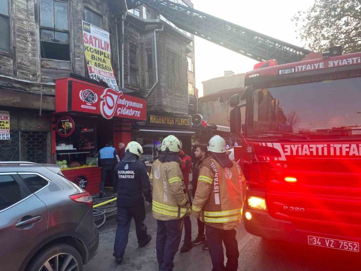 KADIKÖY’DE AHŞAP BİNADA YANGIN
