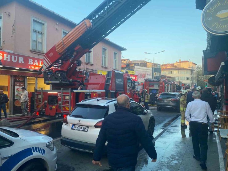KADIKÖY’DE AHŞAP BİNADA YANGIN