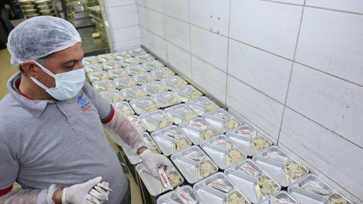 SULTANGAZİ BELEDİYESİ’NDEN 3 ÖĞÜN SICAK YEMEK