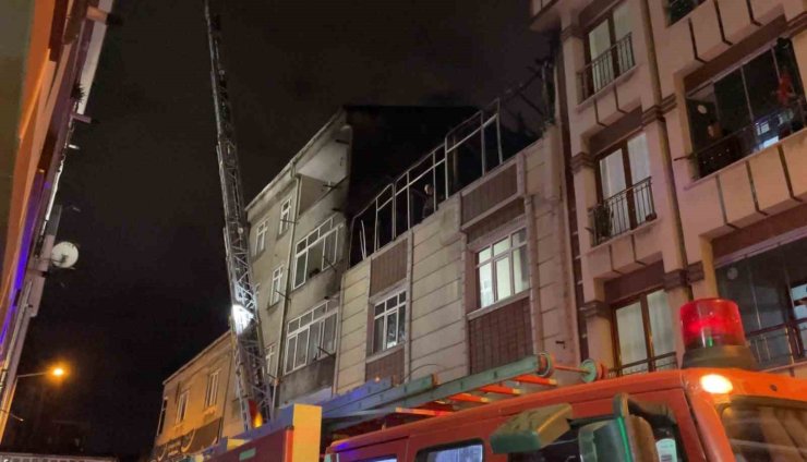 BAĞCILAR’DA ÇATI KATINDA YANGIN PANİĞİ: MUTFAK TÜPÜ PATLADI