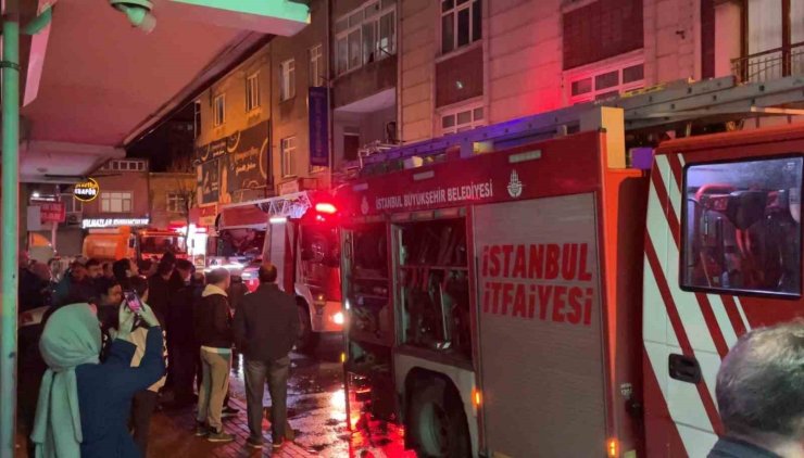 BAĞCILAR’DA ÇATI KATINDA YANGIN PANİĞİ: MUTFAK TÜPÜ PATLADI