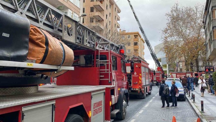 ATAŞEHİR’DE 8 KATLI METRUK BİNANIN ÇATISI ALEV ALEV YANDI