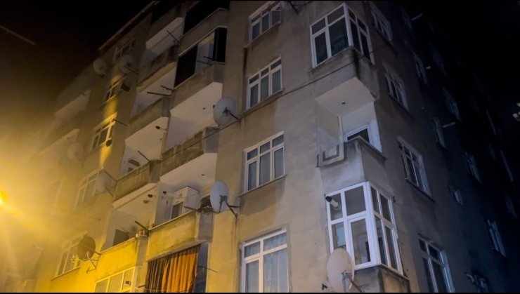 ESENLER’DE KOLONLARI ÇATLAYAN 6 KATLI BİNA TAHLİYE EDİLDİ