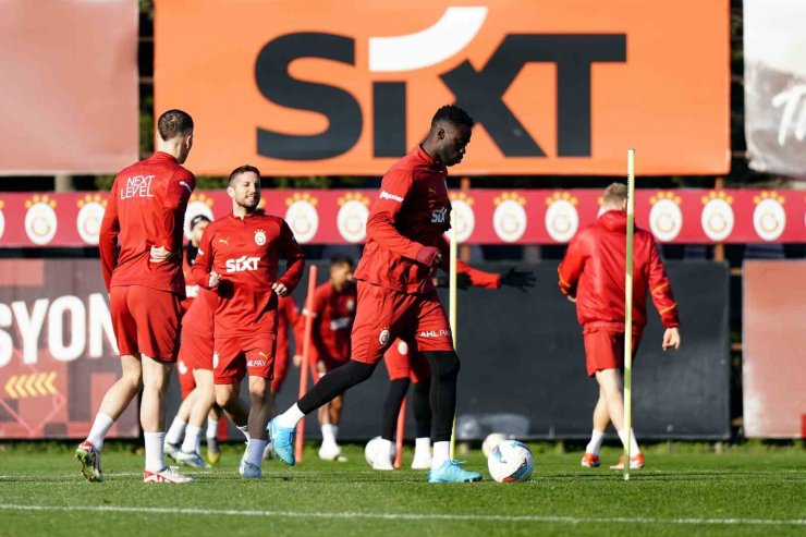GALATASARAY YÖNETİMİ TAM KADRO ANTRENMANI TAKİP ETTİ