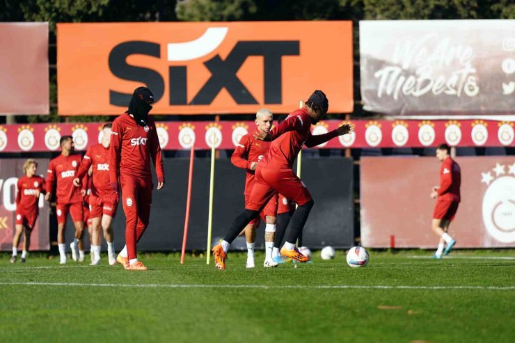 GALATASARAY YÖNETİMİ TAM KADRO ANTRENMANI TAKİP ETTİ
