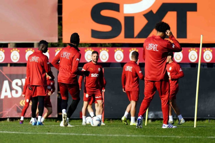 GALATASARAY YÖNETİMİ TAM KADRO ANTRENMANI TAKİP ETTİ