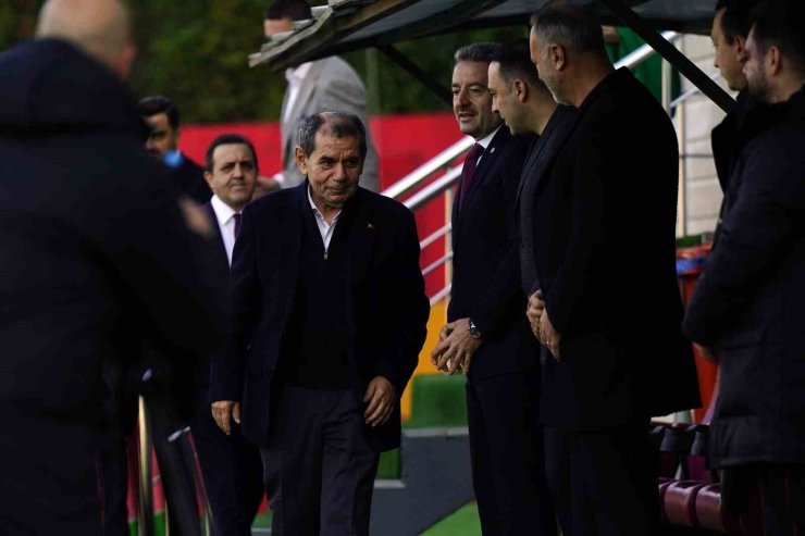 GALATASARAY YÖNETİMİ TAM KADRO ANTRENMANI TAKİP ETTİ