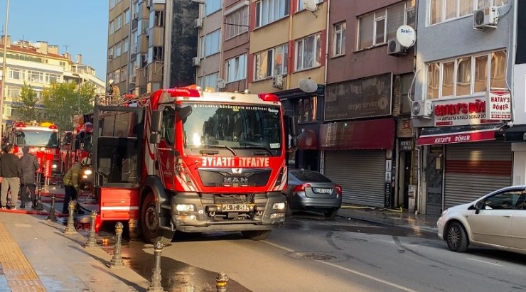 KADIKÖY’DE APARTMAN DAİRESİ ALEV ALEV YANDI
