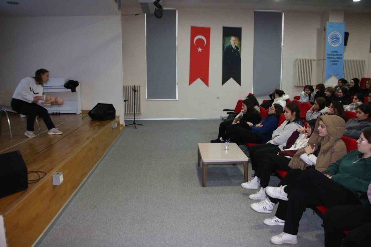 KARTAL BELEDİYESİ’NDEN LİSE ÖĞRENCİLERİNE İLK YARDIM EĞİTİMİ