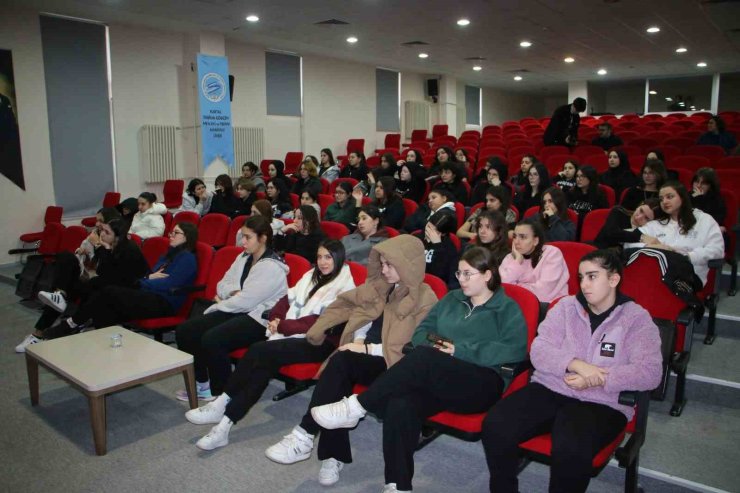 KARTAL BELEDİYESİ’NDEN LİSE ÖĞRENCİLERİNE İLK YARDIM EĞİTİMİ