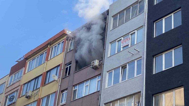 KADIKÖY’DE APARTMAN DAİRESİ ALEV ALEV YANDI