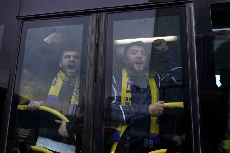 FENERBAHÇE TARAFTARI STADA GELDİ