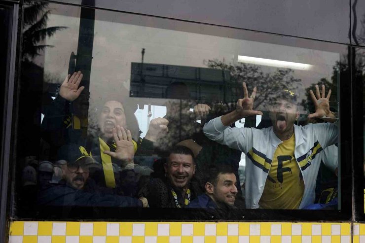 FENERBAHÇE TARAFTARI STADA GELDİ