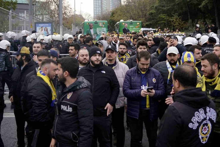 FENERBAHÇE TARAFTARI STADA GELDİ