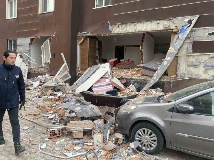 BEYLİKDÜZÜ’NDE 14 KATLI BİR BİNADA PATLAMA: 1 ÖLÜ, 3 YARALI