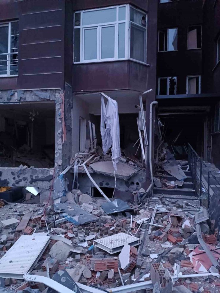 BEYLİKDÜZÜ’NDE 14 KATLI BİNADA PATLAMA MEYDANA GELDİ