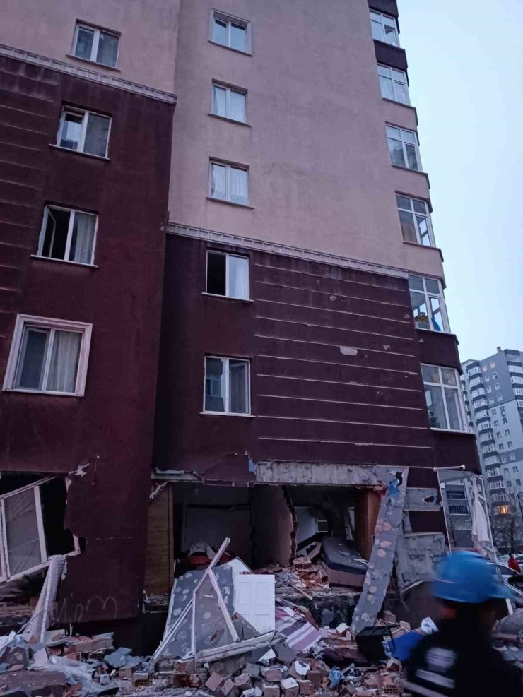 BEYLİKDÜZÜ’NDE 14 KATLI BİNADA PATLAMA MEYDANA GELDİ