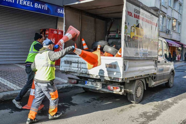 ESENYURT BELEDİYESİ EKİPLERİ TRAFİĞİ AKSATAN DUBALARI TOPLADI