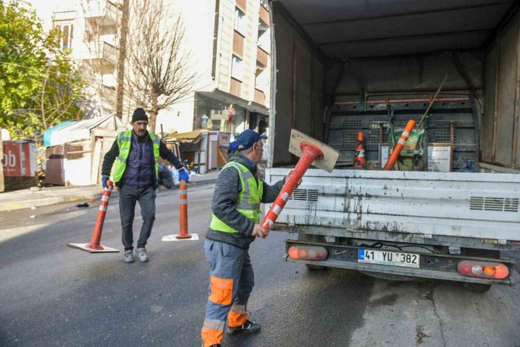 ESENYURT BELEDİYESİ EKİPLERİ TRAFİĞİ AKSATAN DUBALARI TOPLADI