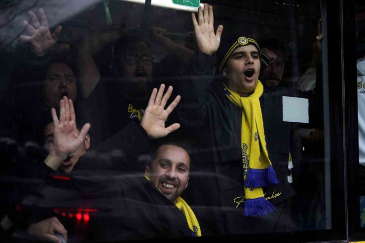 FENERBAHÇE TARAFTARI STADA GELDİ