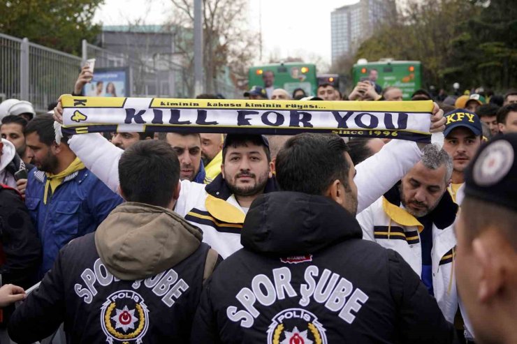 FENERBAHÇE TARAFTARI STADA GELDİ