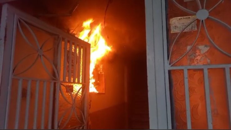 SULTANGAZİ’DE ELEKTRİK PANOSUNDA KORKUTAN YANGIN