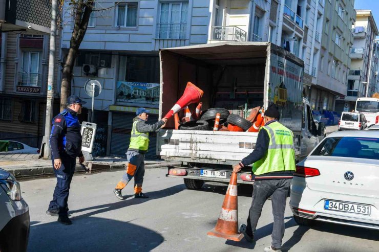 ESENYURT BELEDİYESİ EKİPLERİ TRAFİĞİ AKSATAN DUBALARI TOPLADI