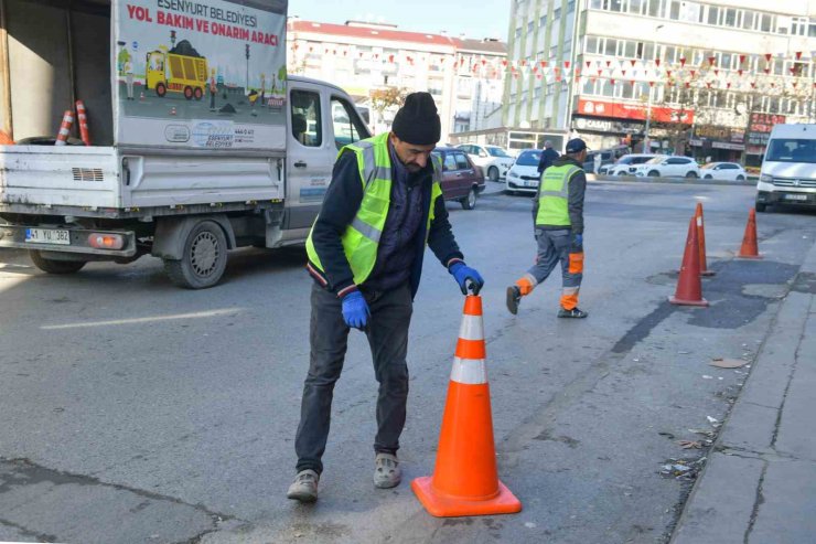 ESENYURT BELEDİYESİ EKİPLERİ TRAFİĞİ AKSATAN DUBALARI TOPLADI