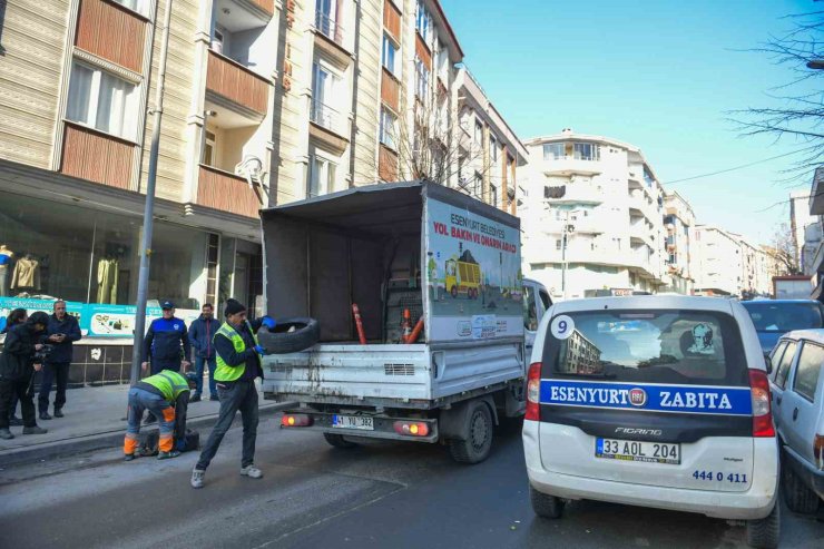 ESENYURT BELEDİYESİ EKİPLERİ TRAFİĞİ AKSATAN DUBALARI TOPLADI
