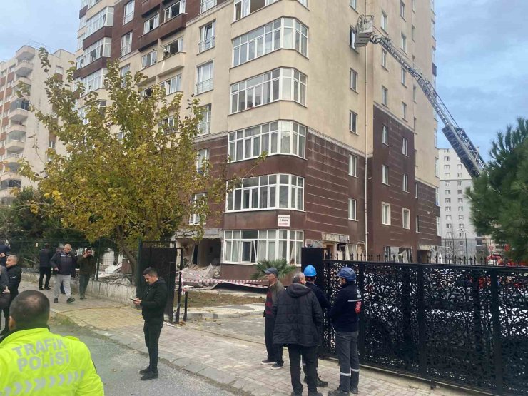 BEYLİKDÜZÜ’NDE 14 KATLI BİR BİNADA PATLAMA: 1 ÖLÜ, 3 YARALI