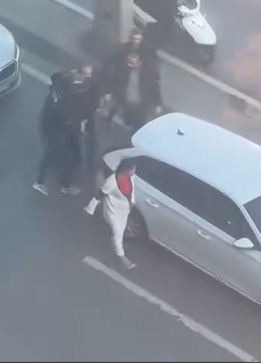 E-5’TE AKAN TRAFİĞE ALDIRMADAN YUMRUK YUMRUĞA KAVGA ETTİLER