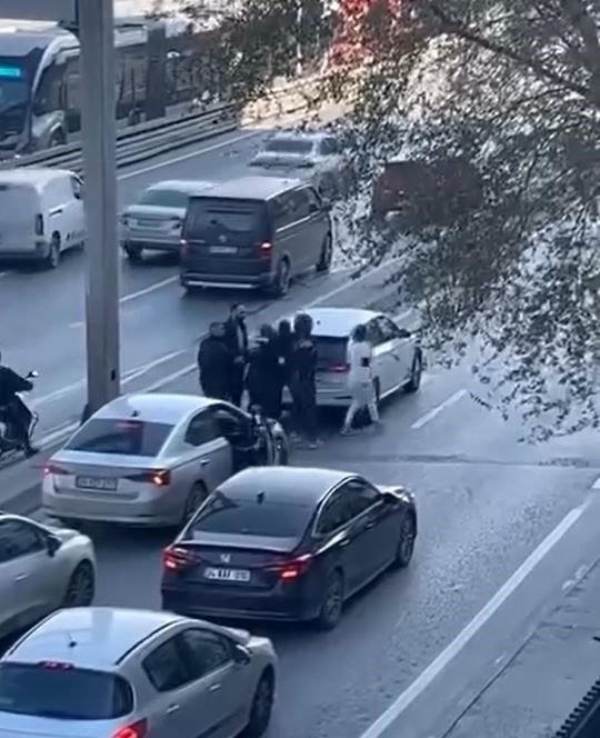 E-5’TE AKAN TRAFİĞE ALDIRMADAN YUMRUK YUMRUĞA KAVGA ETTİLER