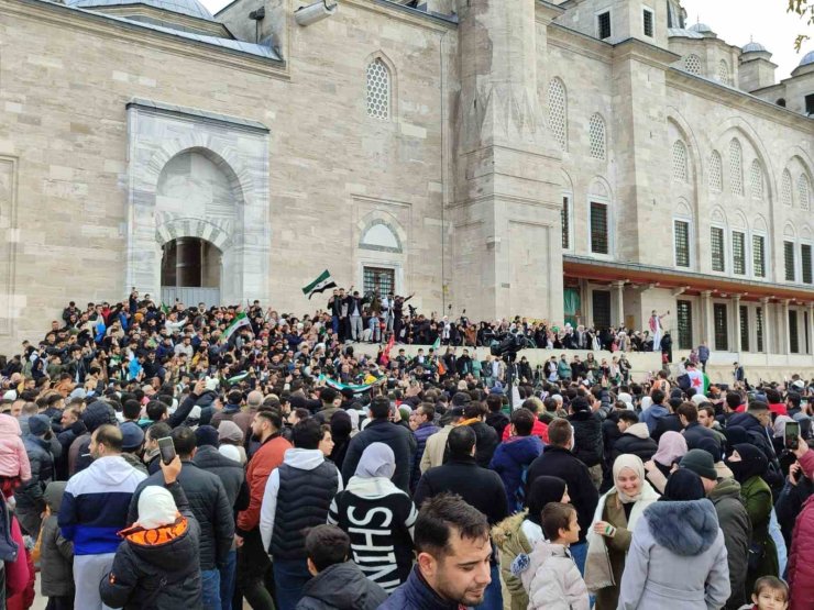 FATİH CAMİİ’NDE TOPLANAN SURİYELİLER, ESAD REJİMİNİN DEVRİLMESİNİ KUTLUYOR