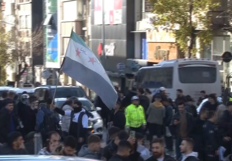 SURİYE’DE ESED REJİMİNİN SON BULMASI FATİH CADDELERİNDE COŞKUYLA KUTLANIYOR