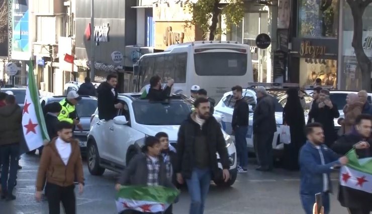 SURİYE’DE ESED REJİMİNİN SON BULMASI FATİH CADDELERİNDE COŞKUYLA KUTLANIYOR