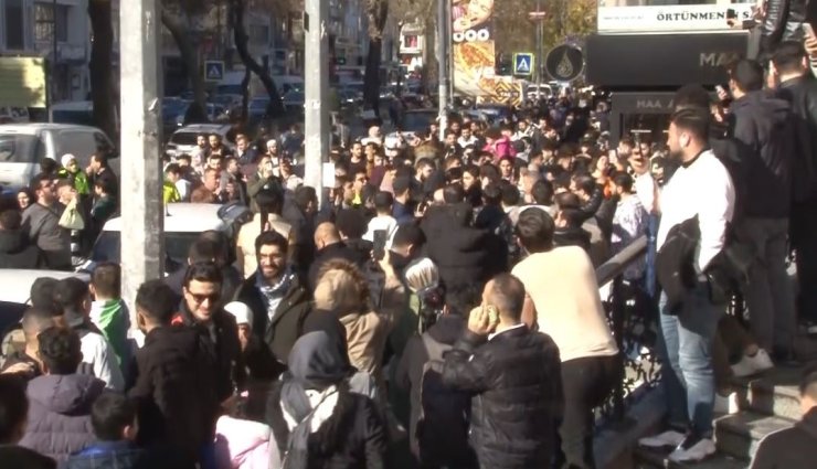 SURİYE’DE ESED REJİMİNİN SON BULMASI FATİH CADDELERİNDE COŞKUYLA KUTLANIYOR