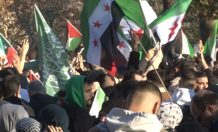 SURİYE’DE ESED REJİMİNİN SON BULMASININ ARDINDAN SURİYELİLER SARAÇHANE’YE YÜRÜDÜ