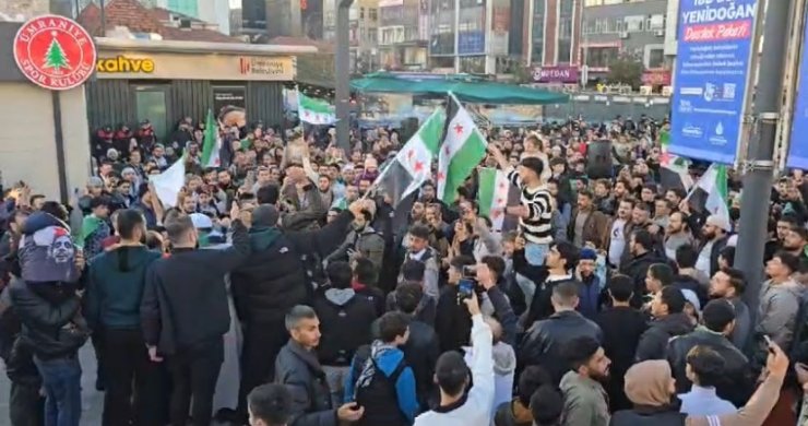 ÜMRANİYE 15 TEMMUZ ŞEHİTLER MEYDANI’NDA SURİYELİLERDEN COŞKULU KUTLAMA