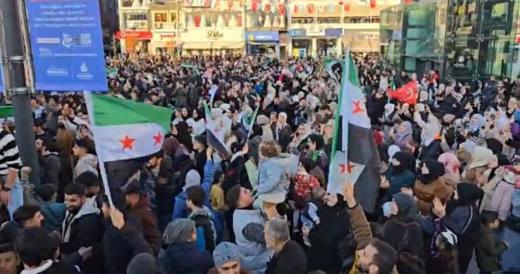 ÜMRANİYE 15 TEMMUZ ŞEHİTLER MEYDANI’NDA SURİYELİLERDEN COŞKULU KUTLAMA
